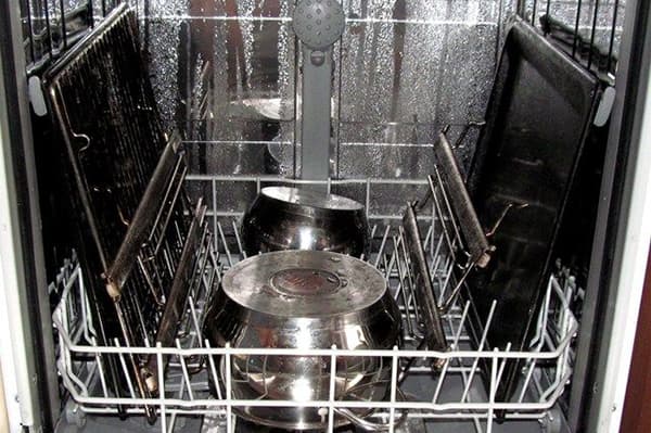 Mytí podnosů v myčce na nádobí