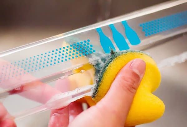 Waschen Sie das herausnehmbare Regal aus dem Kühlschrank