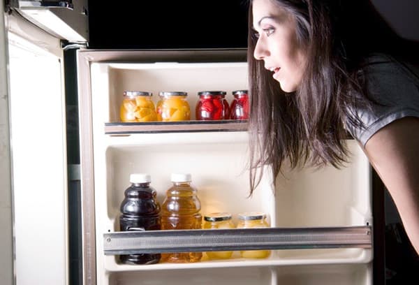 Mergaitė atidarė šaldytuvą