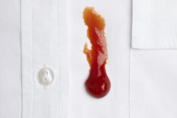 Ketchup-tahra valkoisessa paidassa