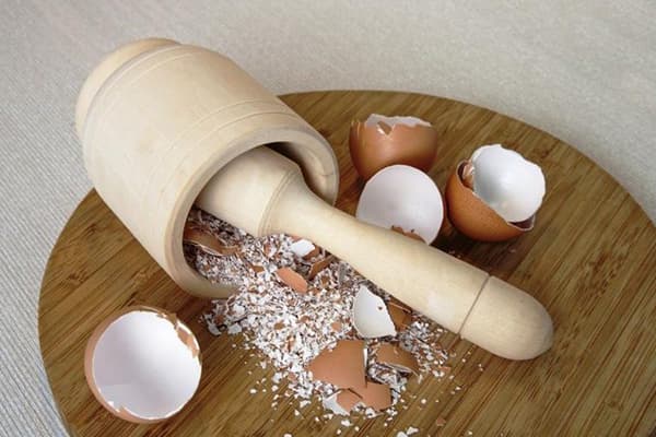 Molienda de cáscara de huevo en un mortero