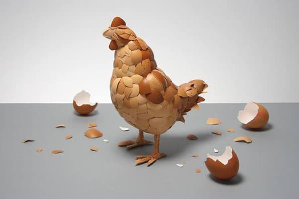 Estatueta de galinha com casca de ovo