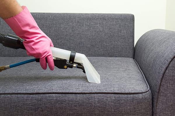 تنظيف الأريكة مع منظف بالبخار