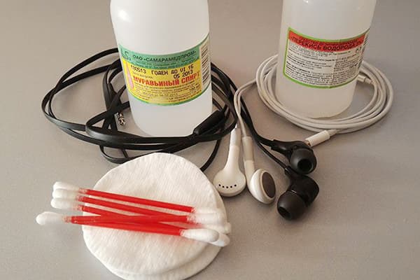 Mga headphone, cotton pads at hydrogen peroxide