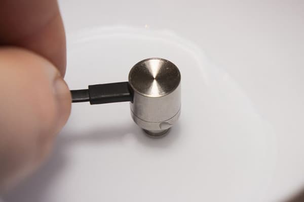 Ang pagsawsaw ng isang vacuum earpiece sa peroksayd