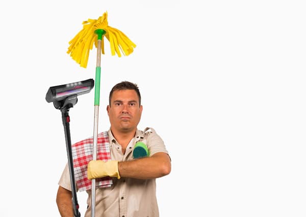 Lalaki na may isang mop at isang vacuum cleaner