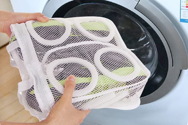 Tvättar sportskor i en tvättmaskin