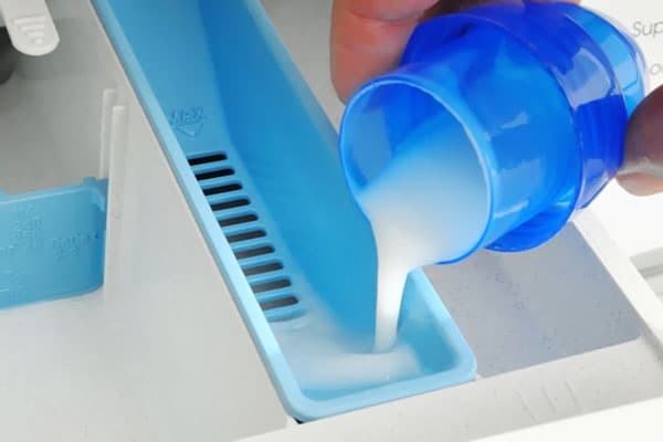 Använda luftkonditioneringsapparater när du tvättar i en maskin