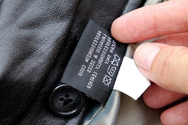 Etiqueta en una jaqueta de cuir