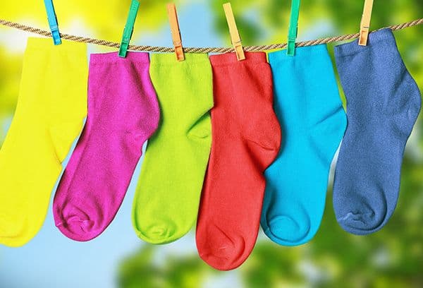 Farvede sokker på tørretumbleren
