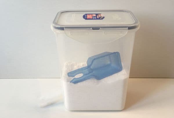 Pulver in einem Plastikbehälter