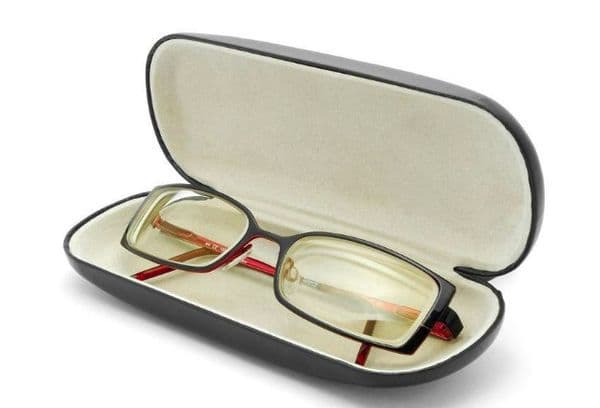Brille in einem Koffer