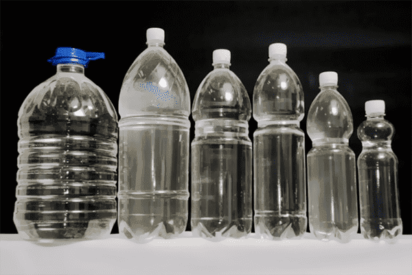 Alkoholis plastikiniuose buteliuose