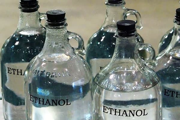 Stikla pudeles ar etanolu