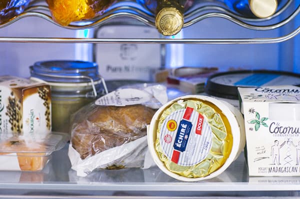 Brot und Frischkäse im Kühlschrank