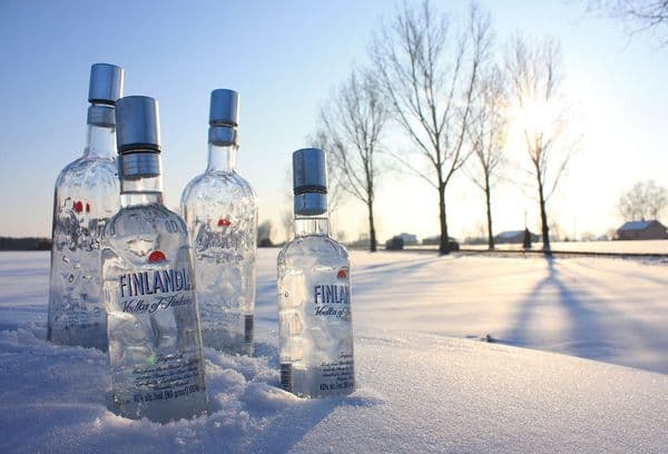 flessen wodka in de sneeuw