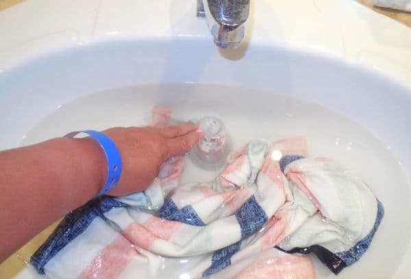 Spălarea mâinilor în chiuvetă