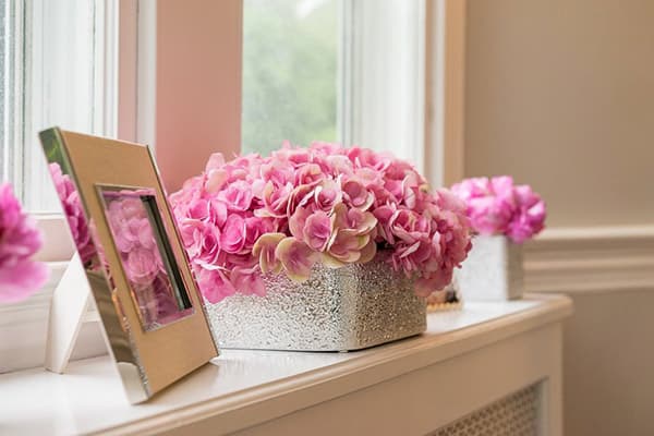 Caixa amb flors artificials a l’ampit de la finestra