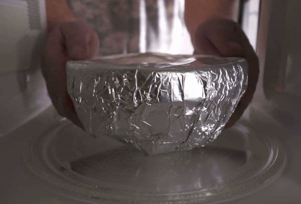 Poner los platos en el papel de aluminio en el microondas