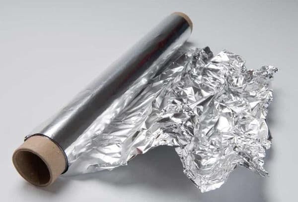 papel de aluminio en un rollo