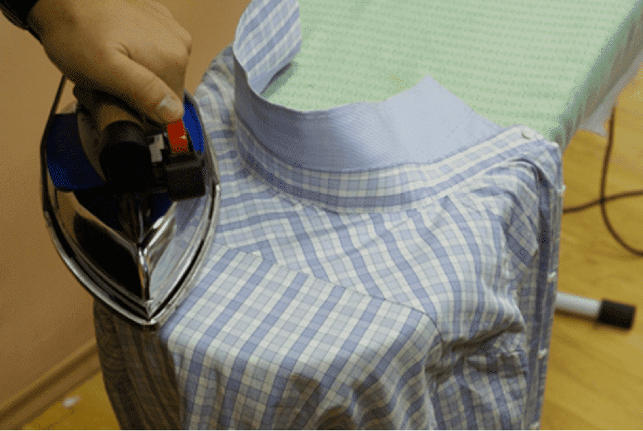 Een geruit hemd strijken