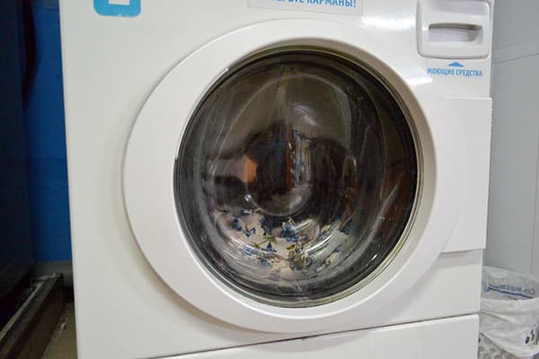 Lavado de cortinas en una lavadora