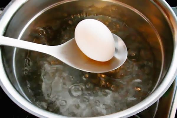 Umočite jaja u kipuću vodu