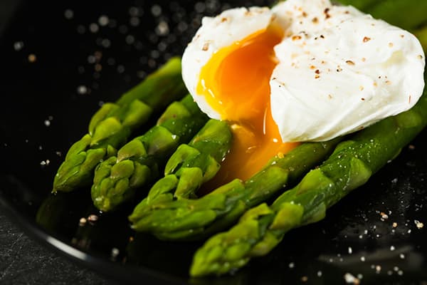 Poached egg with asparagus