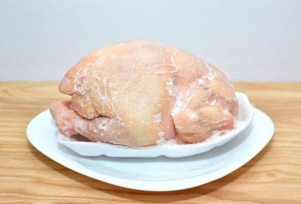 Pollo intero congelato
