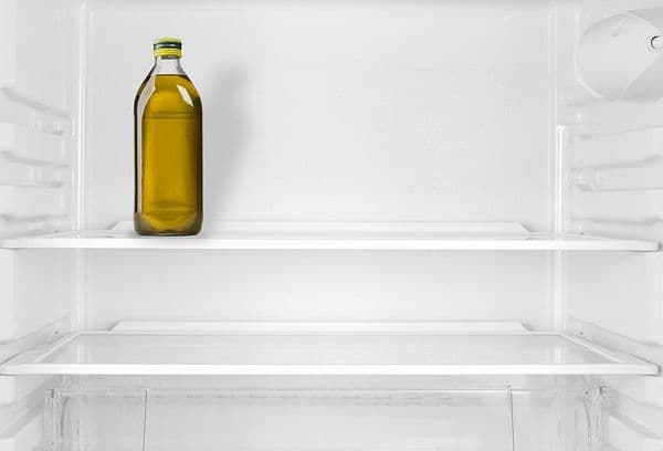 Flaske olje i kjøleskapet