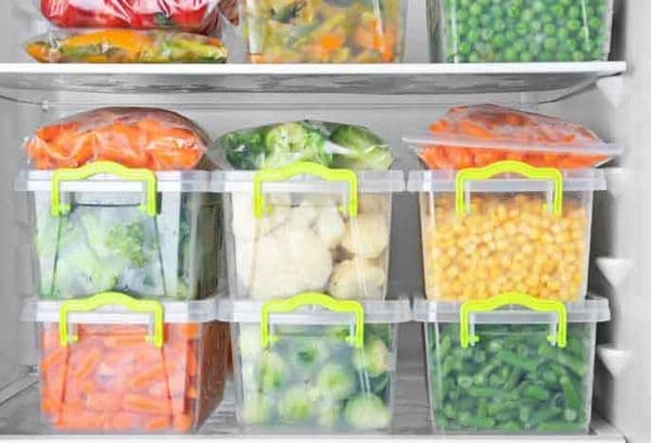 الخضروات في حاويات في الثلاجة
