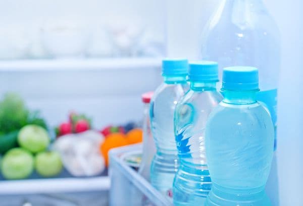 בקבוקי מים במקרר