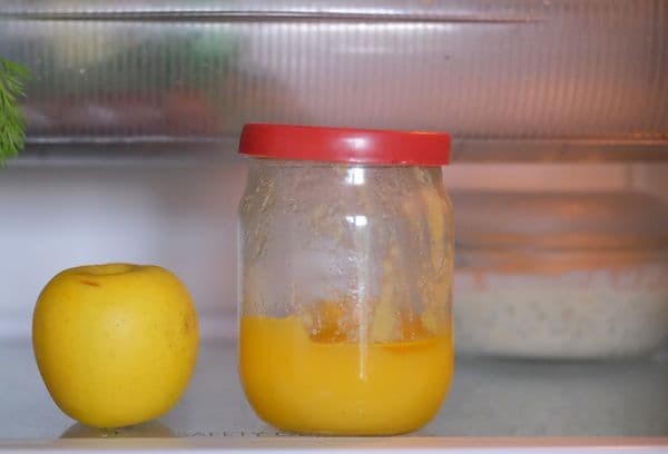 Krukke med honning i kjøleskapet