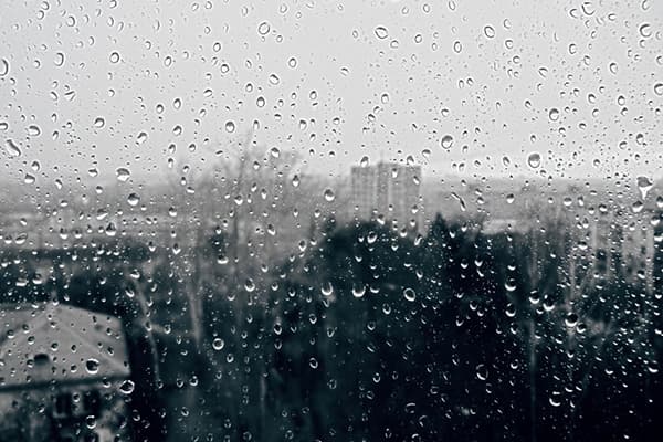 Pencerenin dışında yağmur