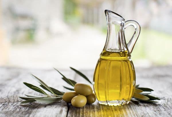 Olivový olej na stole