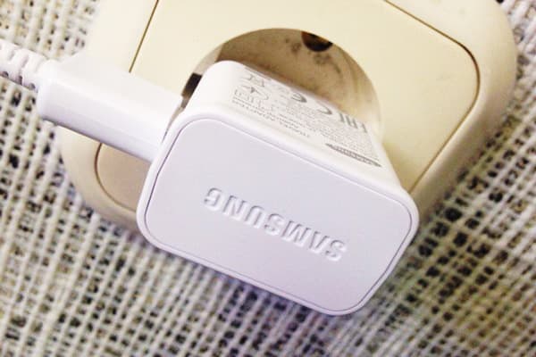 Caricabatterie Samsung in presa