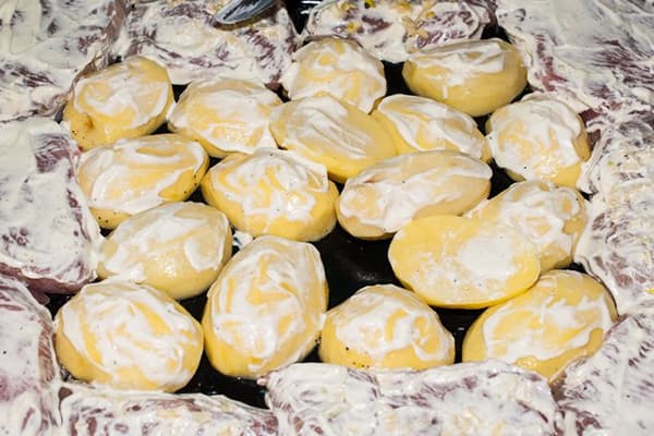 Aardappelen en vlees in mayonaise voor het bakken
