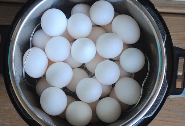 Pileća jaja za kuhanje u tavi