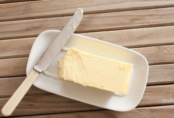 חמאה על השולחן