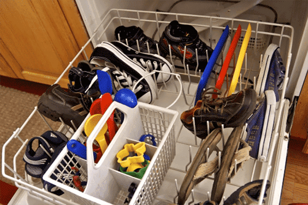 Ανεμιστήρες και αθλητικά παπούτσια στο πλυντήριο πιάτων
