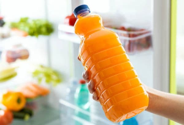 Buzdolabında meyve suyu