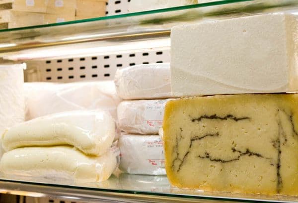Buzdolabında farklı çeşitteki peynirler
