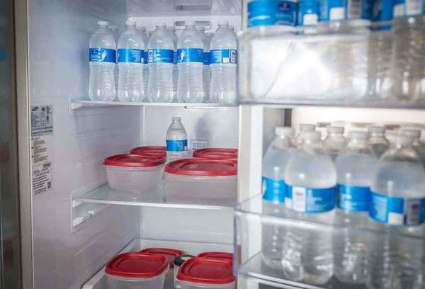אחסון מים במקרר