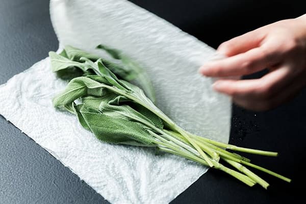 En haug med greener i et papirhåndkle