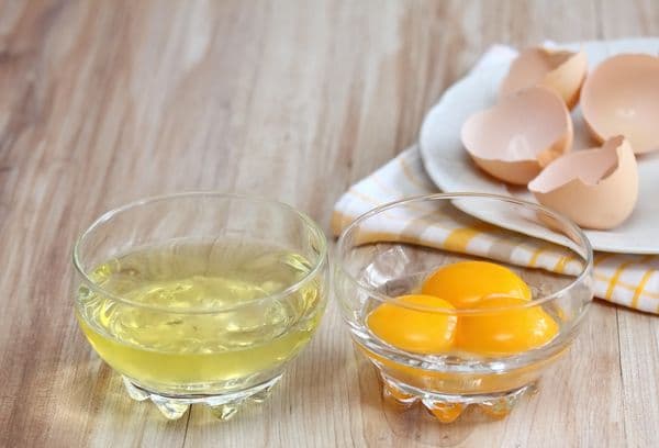 Adskilte æggeblommer fra proteiner