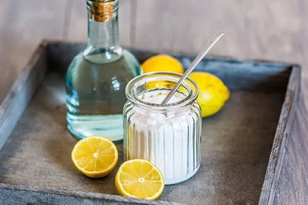 Acido citrico, limoni e acqua