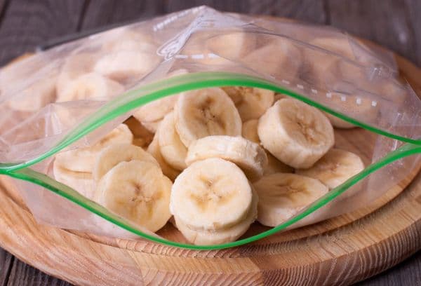 plátanos en rodajas congelados en una bolsa