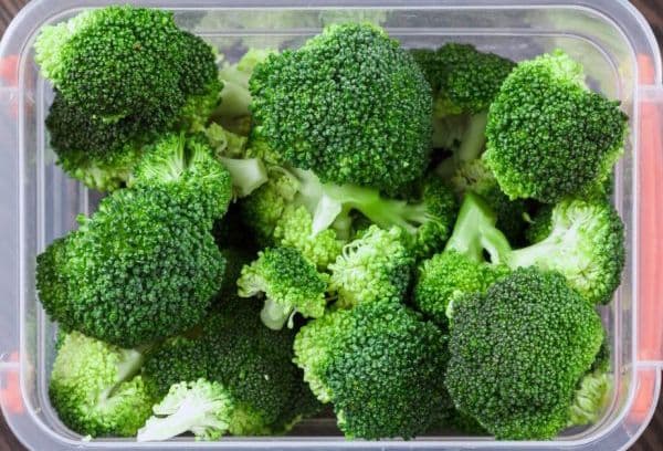 Broccoli in een plastic container