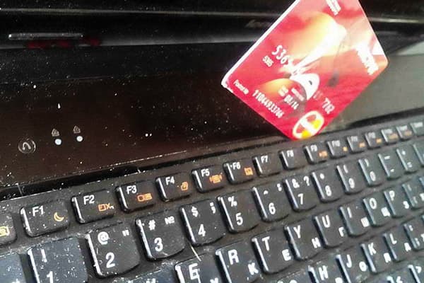 Limpeza do teclado com cartão de crédito