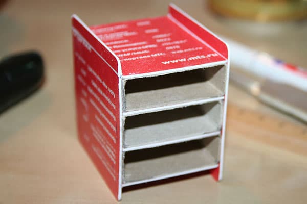 Plastik kartlar ve kibrit kutuları olan mini çekmeceli dolap